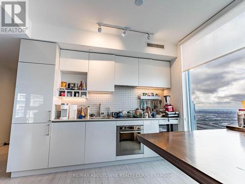 5910 - 5 Buttermill Avenue, Vaughan, ON - Indoor Photo Showing Kitchen