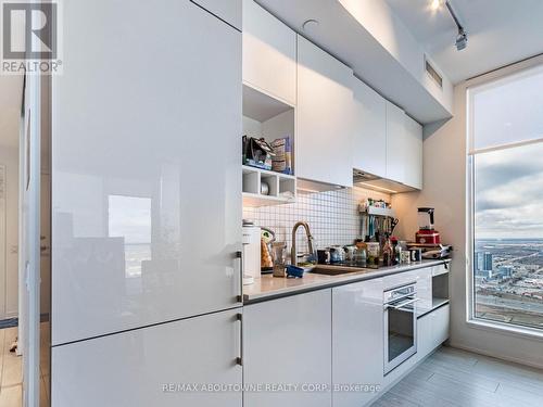 5910 - 5 Buttermill Avenue, Vaughan, ON - Indoor Photo Showing Kitchen