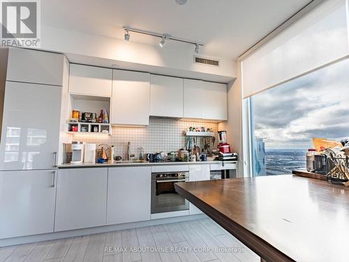 5910 - 5 Buttermill Avenue, Vaughan, ON - Indoor Photo Showing Kitchen