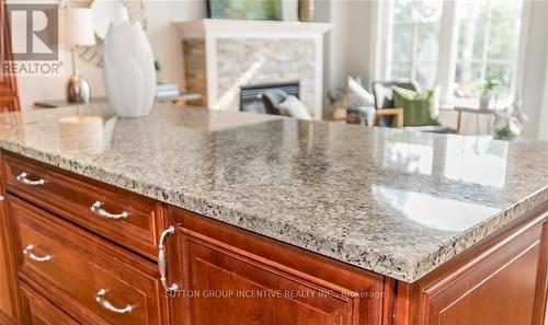 16 Gray Lane, Barrie, ON - Indoor Photo Showing Kitchen With Upgraded Kitchen