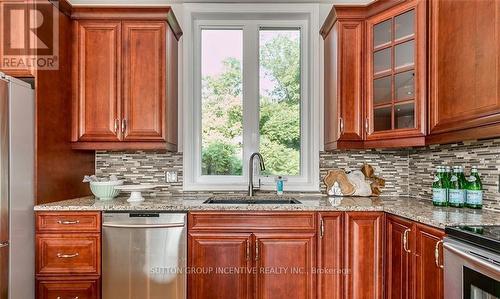 16 Gray Lane, Barrie, ON - Indoor Photo Showing Kitchen With Upgraded Kitchen