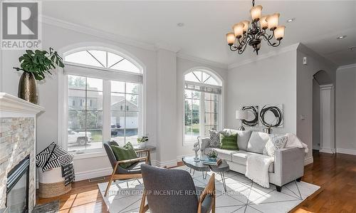 16 Gray Lane, Barrie, ON - Indoor Photo Showing Living Room