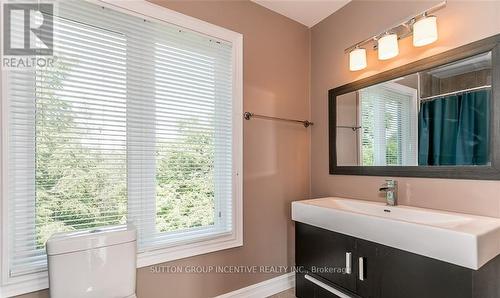 16 Gray Lane, Barrie, ON - Indoor Photo Showing Bathroom