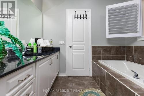 14 Deer Ridge Trail, Caledon, ON - Indoor Photo Showing Bathroom