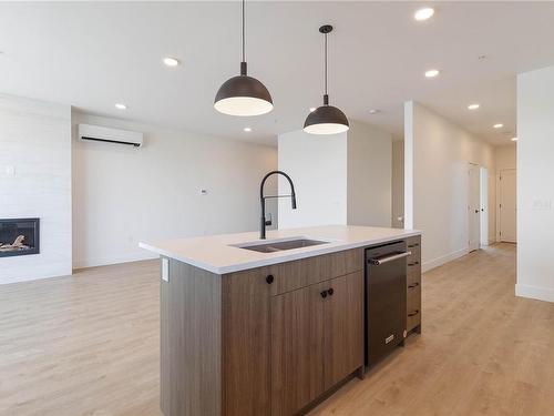 502-201 Dogwood Dr, Ladysmith, BC - Indoor Photo Showing Kitchen With Double Sink