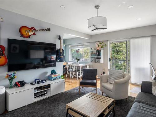 3538 Tillicum Rd, Saanich, BC - Indoor Photo Showing Living Room