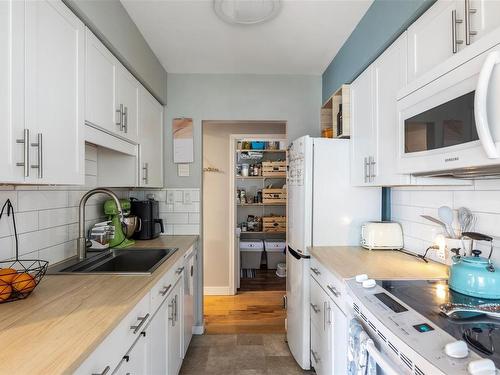 3538 Tillicum Rd, Saanich, BC - Indoor Photo Showing Kitchen