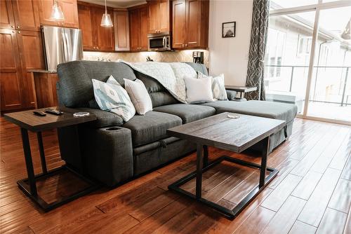 5403-4034 Pritchard Drive, West Kelowna, BC - Indoor Photo Showing Living Room