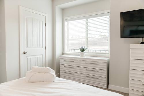 5403-4034 Pritchard Drive, West Kelowna, BC - Indoor Photo Showing Bedroom