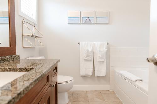 5403-4034 Pritchard Drive, West Kelowna, BC - Indoor Photo Showing Bathroom