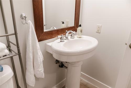 5403-4034 Pritchard Drive, West Kelowna, BC - Indoor Photo Showing Bathroom