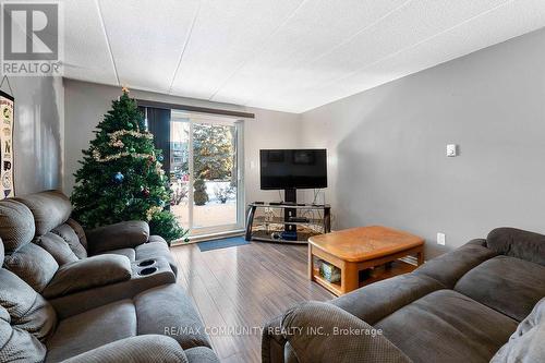 17 - 43 Taunton Road E, Oshawa, ON - Indoor Photo Showing Living Room