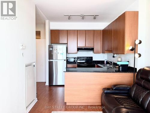 709 - 30 Canterbury Place, Toronto, ON - Indoor Photo Showing Kitchen