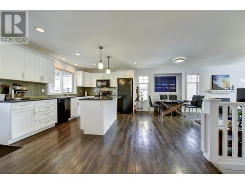 560 Christleton Avenue, Kelowna, BC - Indoor Photo Showing Kitchen