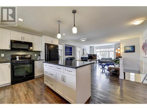 560 Christleton Avenue, Kelowna, BC - Indoor Photo Showing Kitchen