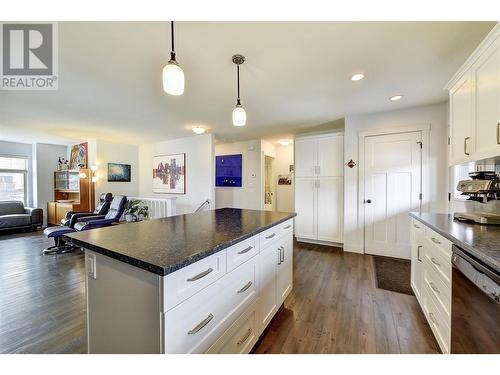 560 Christleton Avenue, Kelowna, BC - Indoor Photo Showing Kitchen With Upgraded Kitchen