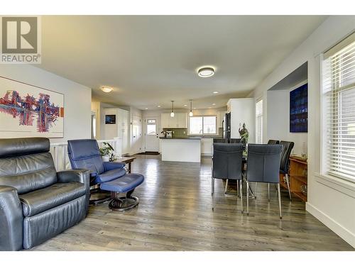 560 Christleton Avenue, Kelowna, BC - Indoor Photo Showing Living Room