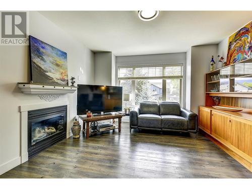 560 Christleton Avenue, Kelowna, BC - Indoor Photo Showing Living Room With Fireplace