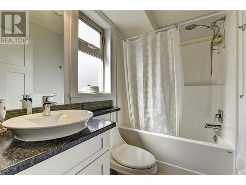 560 Christleton Avenue, Kelowna, BC - Indoor Photo Showing Bathroom