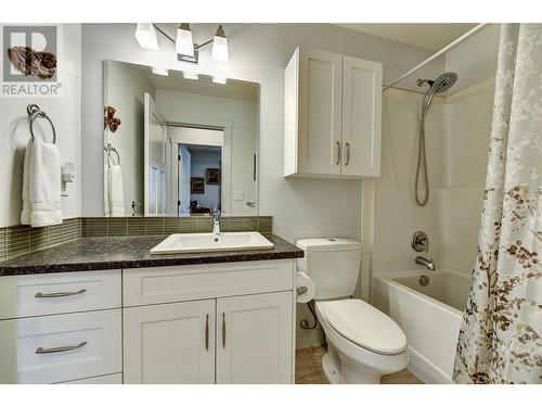 560 Christleton Avenue, Kelowna, BC - Indoor Photo Showing Bathroom