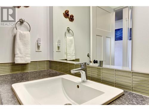 560 Christleton Avenue, Kelowna, BC - Indoor Photo Showing Bathroom