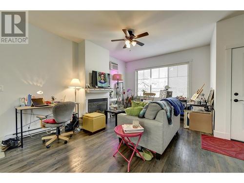 560 Christleton Avenue, Kelowna, BC - Indoor Photo Showing Living Room With Fireplace