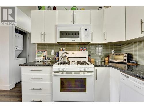 560 Christleton Avenue, Kelowna, BC - Indoor Photo Showing Kitchen With Upgraded Kitchen