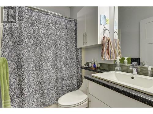 560 Christleton Avenue, Kelowna, BC - Indoor Photo Showing Bathroom