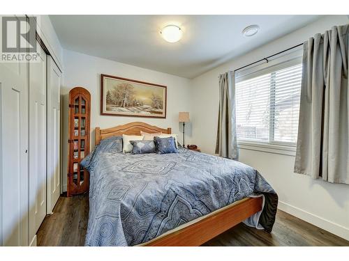 560 Christleton Avenue, Kelowna, BC - Indoor Photo Showing Bedroom