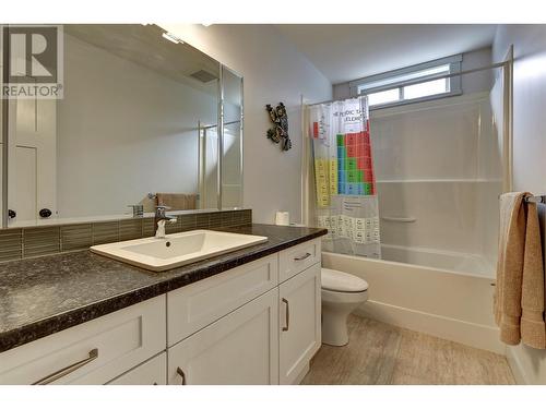 560 Christleton Avenue, Kelowna, BC - Indoor Photo Showing Bathroom