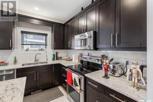 526 Baltzan Bay, Saskatoon, SK - Indoor Photo Showing Kitchen With Double Sink With Upgraded Kitchen