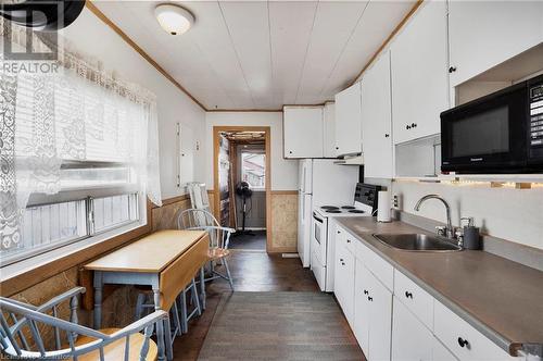 296 Julian Avenue, Hamilton, ON - Indoor Photo Showing Kitchen