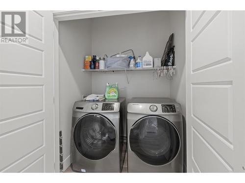 1064 Lawson Avenue, Kelowna, BC - Indoor Photo Showing Laundry Room