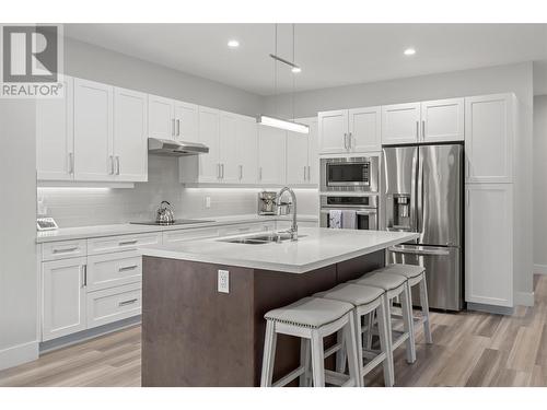 1064 Lawson Avenue, Kelowna, BC - Indoor Photo Showing Kitchen With Upgraded Kitchen