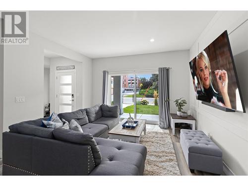 1064 Lawson Avenue, Kelowna, BC - Indoor Photo Showing Living Room