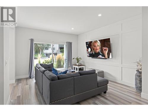 1064 Lawson Avenue, Kelowna, BC - Indoor Photo Showing Living Room