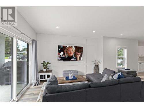 1064 Lawson Avenue, Kelowna, BC - Indoor Photo Showing Living Room