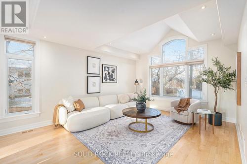 120 Rossland Avenue, Ottawa, ON - Indoor Photo Showing Living Room