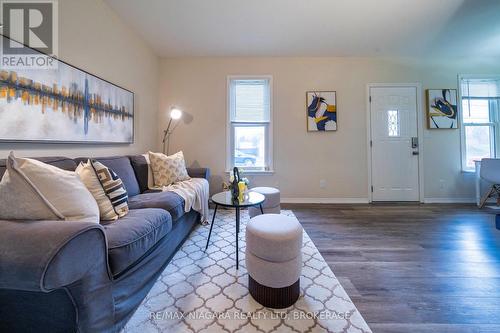 3791 Keller Street, Niagara Falls (223 - Chippawa), ON - Indoor Photo Showing Living Room