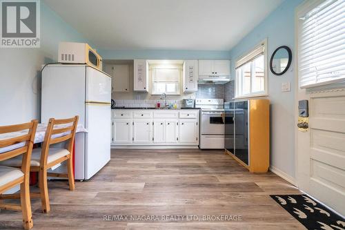 3791 Keller Street, Niagara Falls (223 - Chippawa), ON - Indoor Photo Showing Kitchen