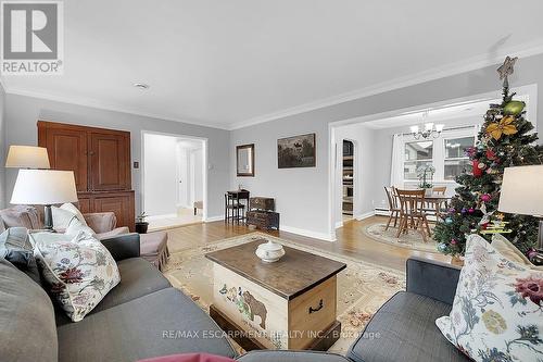 4299 East Avenue, Lincoln, ON - Indoor Photo Showing Living Room