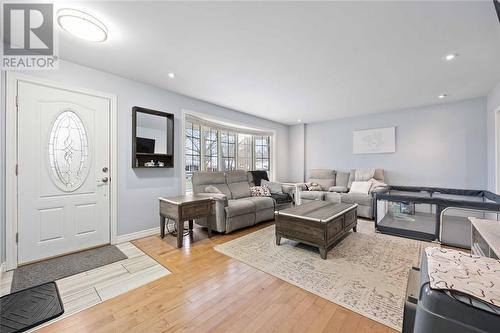 1197 Thomas Drive, Sarnia, ON - Indoor Photo Showing Living Room