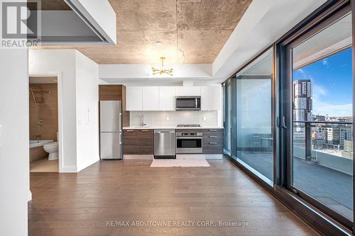 1702 - 224 King Street W, Toronto, ON - Indoor Photo Showing Kitchen