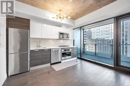 1702 - 224 King Street W, Toronto, ON - Indoor Photo Showing Kitchen