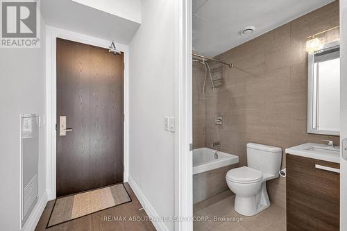 1702 - 224 King Street W, Toronto, ON - Indoor Photo Showing Bathroom