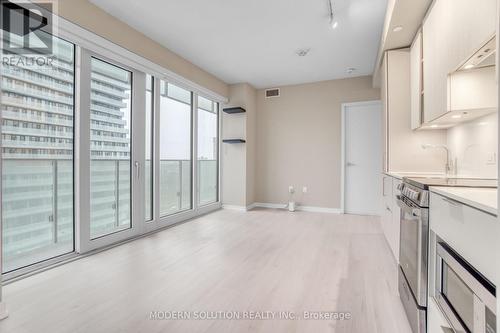 1003 - 3900 Confederation Parkway, Mississauga, ON - Indoor Photo Showing Kitchen