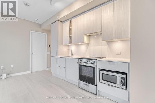 1003 - 3900 Confederation Parkway, Mississauga, ON - Indoor Photo Showing Kitchen