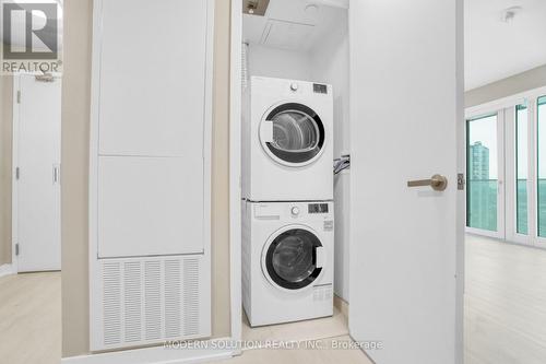 1003 - 3900 Confederation Parkway, Mississauga, ON - Indoor Photo Showing Laundry Room