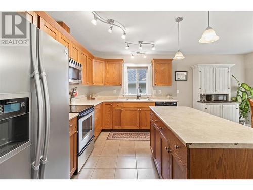 801 20 Street Ne Unit# 36, Salmon Arm, BC - Indoor Photo Showing Kitchen With Double Sink