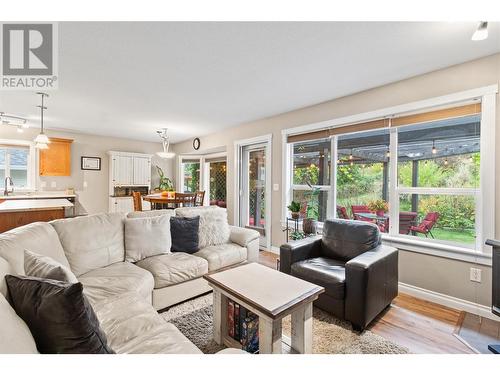 801 20 Street Ne Unit# 36, Salmon Arm, BC - Indoor Photo Showing Living Room